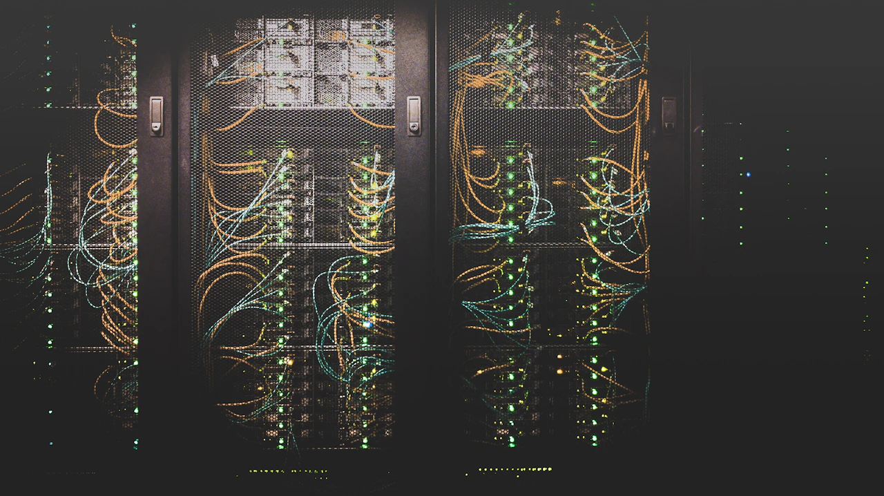 Server-Racks mit Netzwerkkabeln in einem dunklen Rechenzentrum